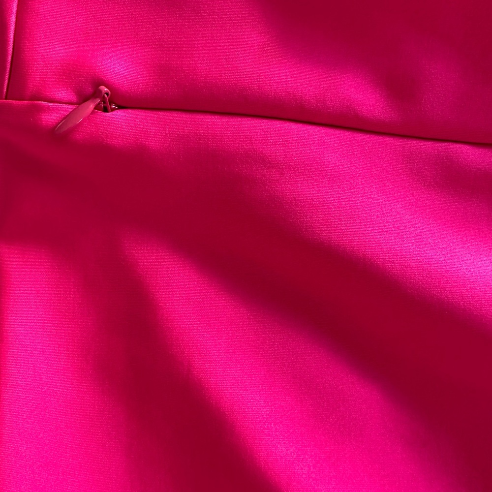 ALO Yoga High-Waist Airbrush Capri in Neon Pink - Picture 5 of 8